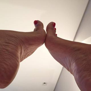 Karin Klemp feet photo thumbnail