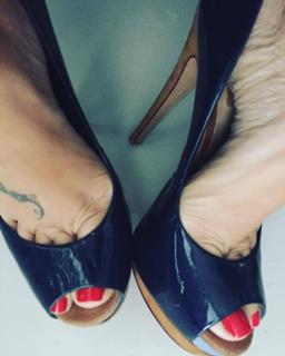 Karin Klemp feet photo thumbnail