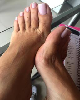 Karin Klemp feet photo thumbnail