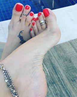 Karin Klemp feet photo thumbnail