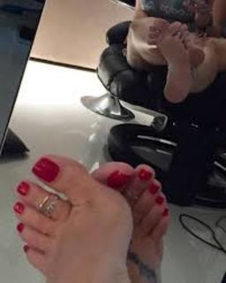 Karin Klemp feet photo thumbnail