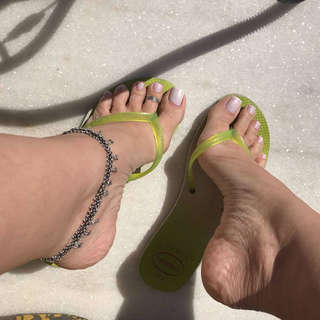 Karin Klemp feet photo thumbnail