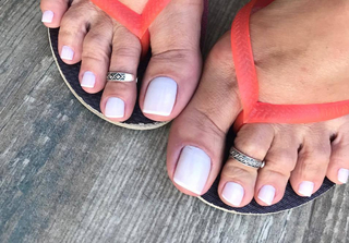 Karin Klemp feet photo thumbnail