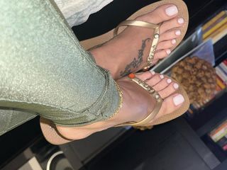 Karin Klemp feet photo thumbnail
