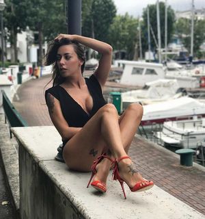 Karina Cascella feet photo 4