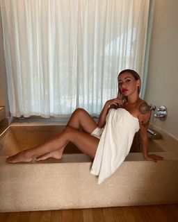 Karina Cascella feet photo 3