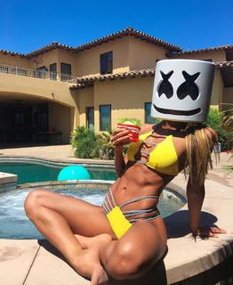 Karina Elle feet photo 2