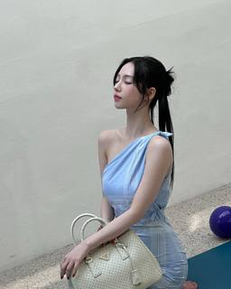 Karina feet photo thumbnail