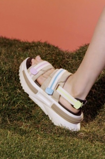 Karina feet photo thumbnail