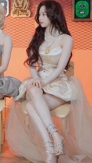 Karina feet photo thumbnail