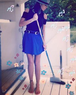 Karina Jelinek feet photo thumbnail