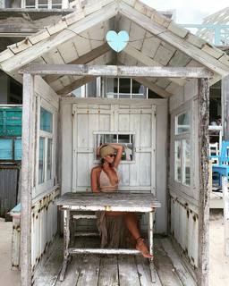 Karina Jelinek feet photo thumbnail