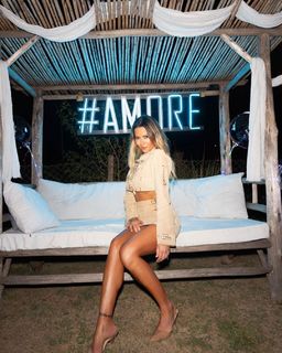 Karina Jelinek feet photo thumbnail