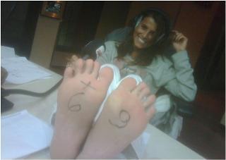 Karine Ferri feet photo thumbnail