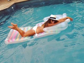 Karine Ferri feet photo thumbnail