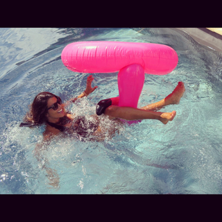 Karine Ferri feet photo thumbnail
