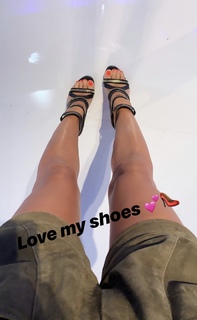 Karine Ferri feet photo thumbnail