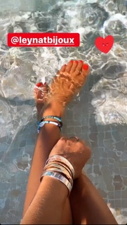 Karine Ferri feet photo thumbnail