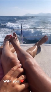 Karine Ferri feet photo thumbnail