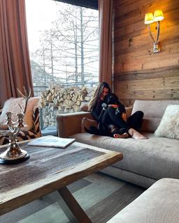 Karine Ferri feet photo thumbnail