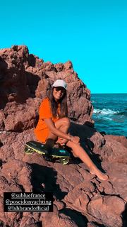 Karine Ferri feet photo thumbnail