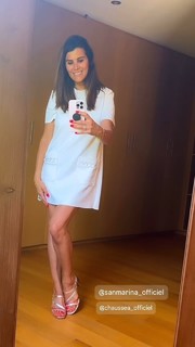 Karine Ferri feet photo thumbnail
