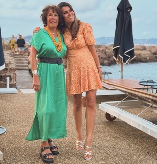 Karine Ferri feet photo thumbnail