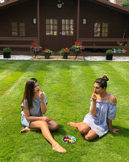 Karishma Kotak feet photo thumbnail