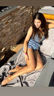 Karishma Kotak feet photo thumbnail