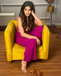 Karishma Kotak feet photo thumbnail