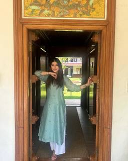 Karishma Kotak feet photo thumbnail