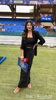 Karishma Kotak feet photo thumbnail