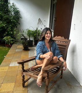 Karishma Kotak feet photo thumbnail