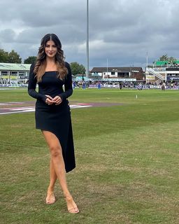 Karishma Kotak feet photo thumbnail