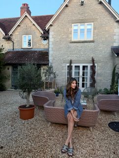 Karishma Kotak feet photo thumbnail