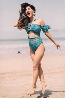 Karishma Sharma feet photo 17
