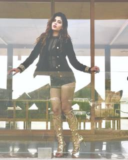 Karishma Sharma feet photo 12