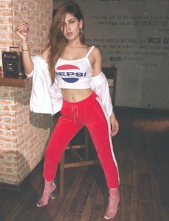 Karishma Sharma feet photo 10