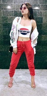 Karishma Sharma feet photo 9