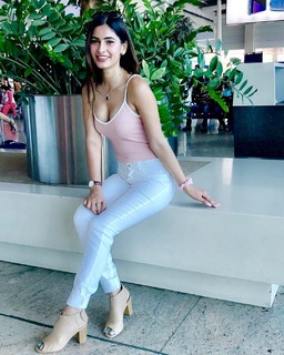 Karishma Sharma feet photo 14