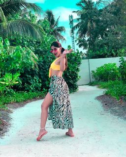 Karishma Sharma feet photo 8