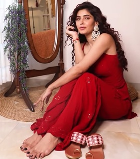 Karishma Sharma feet photo 12