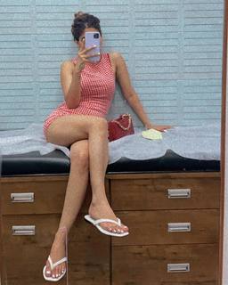 Karishma Sharma feet photo 8