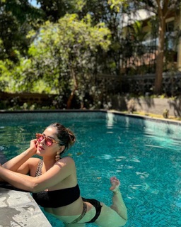 Karishma Sharma feet photo 11