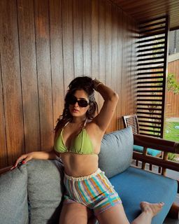 Karishma Sharma feet photo 8