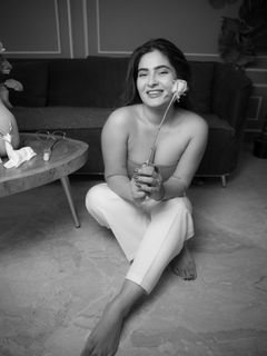 Karishma Sharma feet photo 12
