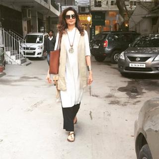 Karishma Tanna feet photo thumbnail
