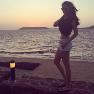 Karishma Tanna feet photo thumbnail