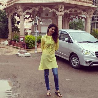 Karishma Tanna feet photo thumbnail