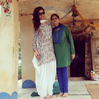 Karishma Tanna feet photo thumbnail